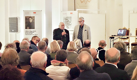 Der langjährige Stiftsmesner Georg Windtner (mit Mikrofon) berichtete im Gespräch mit KMB-Leiter Hannes Hofer, was seine Familie in der NS-Zeit erlebt hatte.  