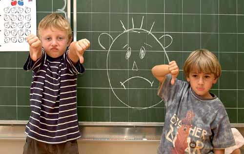 Pessimistische Volkssch?ler vor einer Tafel im Klassenzimmer - pessimistic schollboys