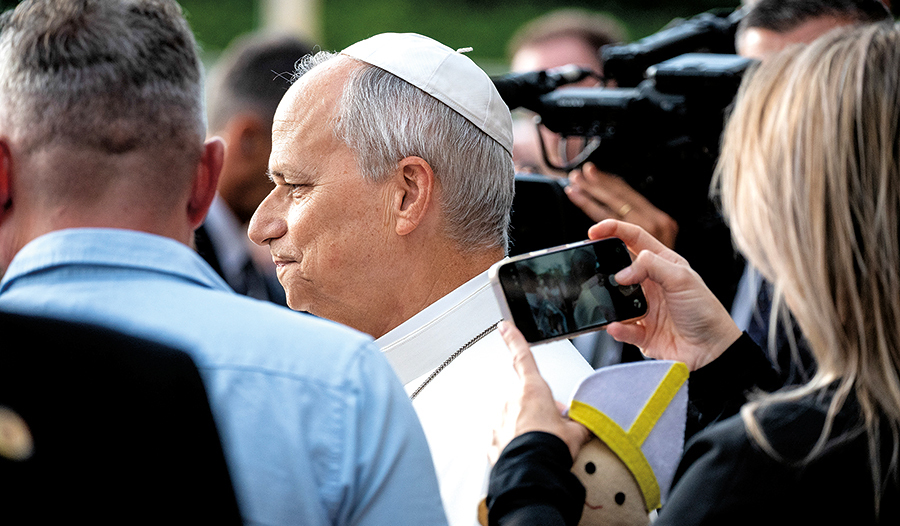 Groß war das Interesse, als Papst Leo XIV. nach einer Lungenkrebs-Operation aus der Gemelli-Klinik entlassen wurde.  