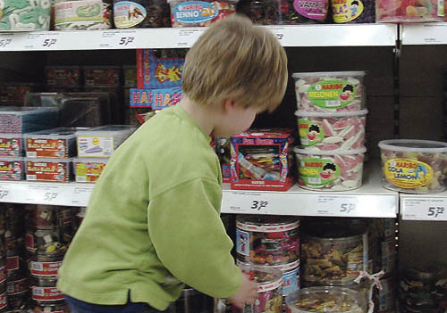 Kind im Supermarkt / Child in the supermarket [ (c) www.bilderbox.com, Erwin Wodicka, Siedlerzeile 3, A - 4062 Thening, Tel. +43 676 5103678. Verwendung nur gegen HONORAR, BELEG, URHEBERVERMERK und den AGBs auf bilderbox.com] (in an im auf als and be