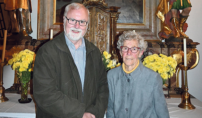 Pfarrer Johann Fehrerhofer mit der Organistin Karoline Ebenhofer in der einladend geschmückten Kirche von St. Thomas   