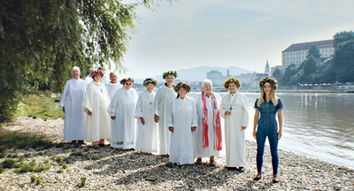 Inna Shevchenko (rechts) mit einer Gruppe von Frauen, deren Weihe zu Priesterinnen von der katholischen Kirche nicht anerkannt wird.  