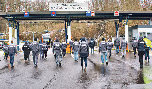 Mit dem Fragezeichen am Rücken machen Mitarbeiter/innen auf die langandauernde, zermürbende berufliche Ungewissheit aufmerksam.  