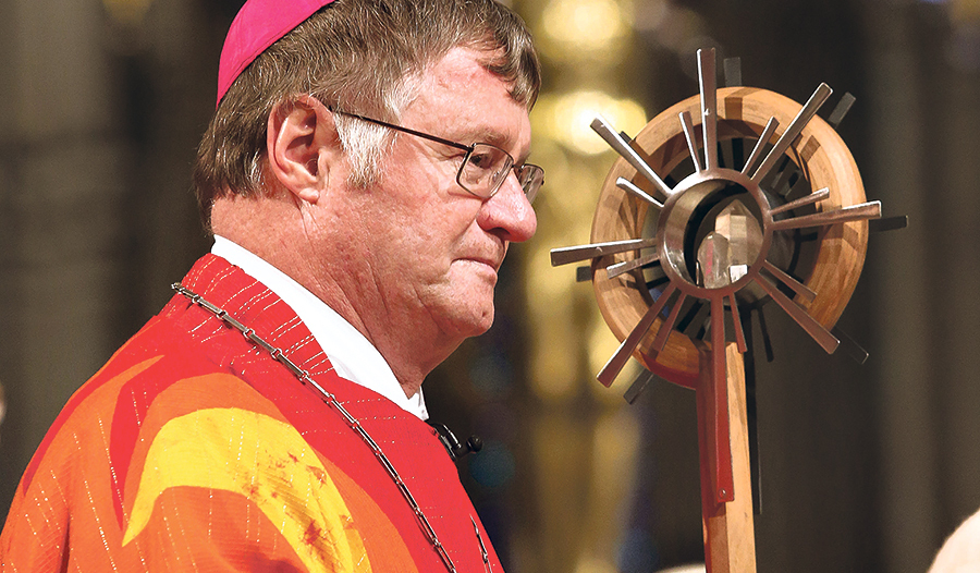 Den Bischofsstab für die Amtsübernahme gestaltete der Künstler Herbert Friedl.  