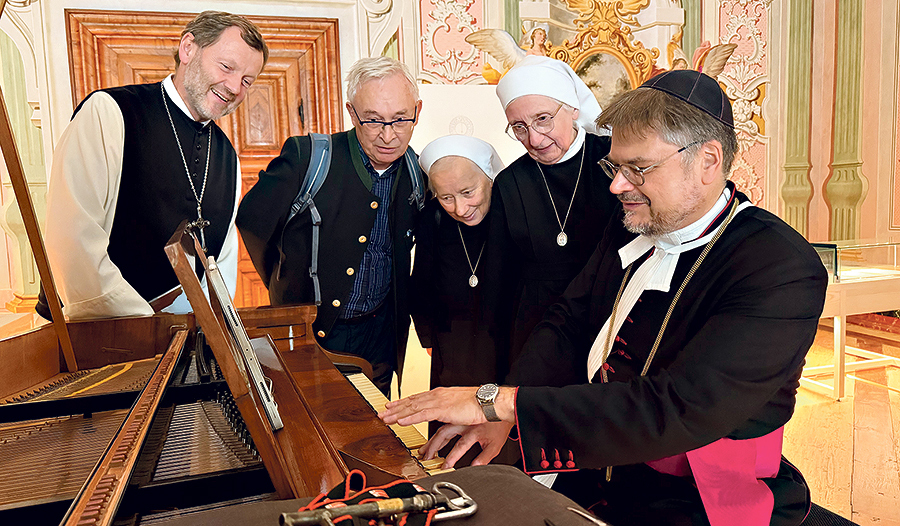 Propst Klaus Sonnleitner (rechts) zeigte beim Ordenstag das hauseigene Bruckner-Museum. Er gab den Gästen aus OÖ. Stiften und Klöstern an der „Brucknerorgel“ auch ein kleines Konzert.  