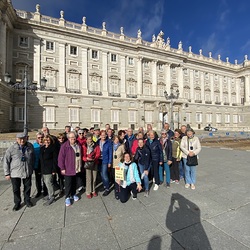 27.Oktober, ein Abschiedsfoto von Bus 3 vor dem königlichen Palast in Madrid, dann geht es zurück nach Österreich.