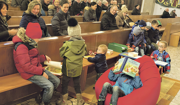 Ganz vorne in der Pfarrkirche in Bad  Schallerbach haben die Kindern ihre Spielecke.  