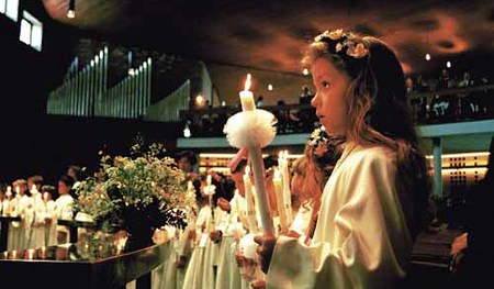 ErstkommunionKirche,Religion,Maedchen,M?dchen,Kind,Andaechtig,And?chtig,Staunen,Staunend,Ungl?ubig,Unglaeubig,Kommuion,Sakramente,Sakrament,Heilig,Kerze,ErstkommunionCopyright by BilderBox- Erwin Wodicka, A-4062 Thening; 