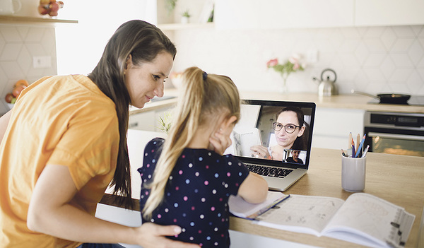 Die Realität für viele Familien derzeit: Unterricht per Laptop. Das Distance Learning funktioniert bei den meisten gut, als Dauerzustand wünscht es sich jedoch niemand. 