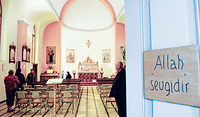 „Allah sevgidir“ ist türkisch und bedeutet: „Gott ist die Liebe“. Dieses Schild hängt an der Eingangstür der Paulus-Kirche von Konya (Türkei) – das biblische Iconium, wo Paulus auf seiner ersten Missionsreise predigte.   