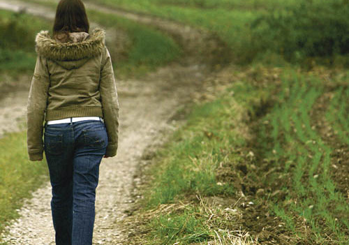 Junge Frau geht auf einsamen Weg [ (c) www.BilderBox.com, Erwin Wodicka, Siedlerzeile 3, A-4062 Thening, Tel. + 43 676 5103678.Verwendung nur gegen HONORAR, BELEG,URHEBERVERMERK und den AGBs auf bilderbox.com](in an im auf aus als and beim mit einer 