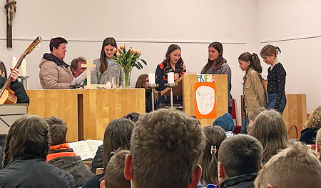 Maria Fürk (links im Bild) bei einem Gottesdienst mit Jugendlichen.