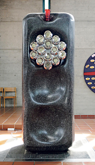 Jakob Kopp, Tabernakel, Syenit, Metall, Glas, H. 230 cm, Linz, Pfarrkirche Heiliger Geist. 