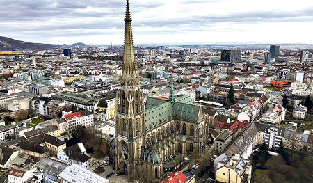 Der Mariendom in seiner ganzen Dimension von oben betrachtet.