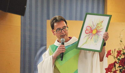 Pfarrer Smetanig präsentierte das symbolische Bild der neuen Pfarre bei der Festmesse). 