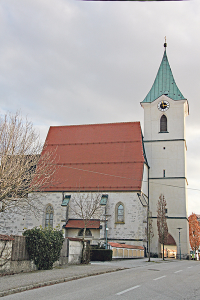 Die Pfarrkirche von Hofkirchen im Traunkreis von außen und innen. 