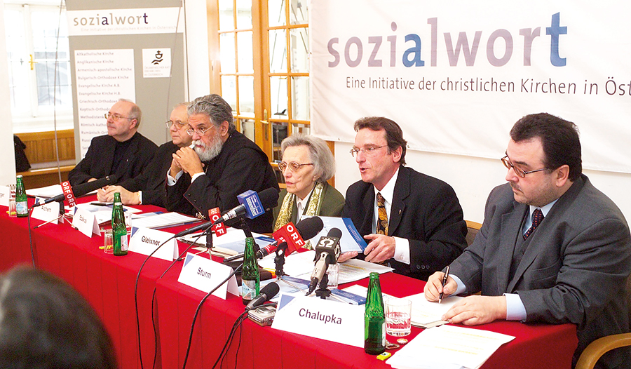 Bei der Sozialwort-Präsentation vor 20 Jahren (von rechts): Michael Chalupka, damals Diakonie-Direktor, Bischof Herwig Sturm von der Evangelischen Kirche A.B., ÖRKÖ-Vorsitzende Oberin Christine Gleixner FvB, der griechisch-orthodoxe Metropolit Michae