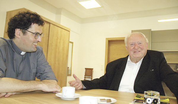 „Fad ist mir  als Pfarrer nie geworden“, sagt Pater Ernst Bamminger  (rechts im Bild). Im September übergibt er an seinen Nachfolger P. Franz Ackerl.  Beide gehören dem Orden der Benediktiner in Kremsmünster an. 