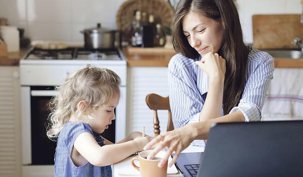 Arbeiten neben den Kindern. Eine Herausforderung für die ganze Familie.    