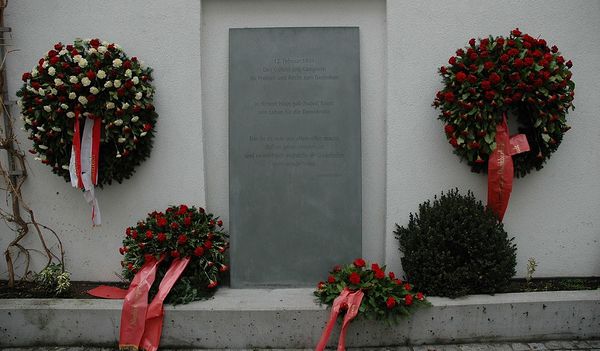 Erinnerung an den österreichischen Bürgerkrieg am Ausgangspunkt, dem ehemaligen Hotel Schiff an der Linzer Landstraße, heute als SPÖ-Büro genutzt
