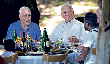 Papst Leo XIV. begrüßte in den Gärten seiner Sommerresidenz Castel Gandolfo rund 200 bedürftige Menschen aus der Diözese Rom zu einem gemeinsamen Mittagessen. 
