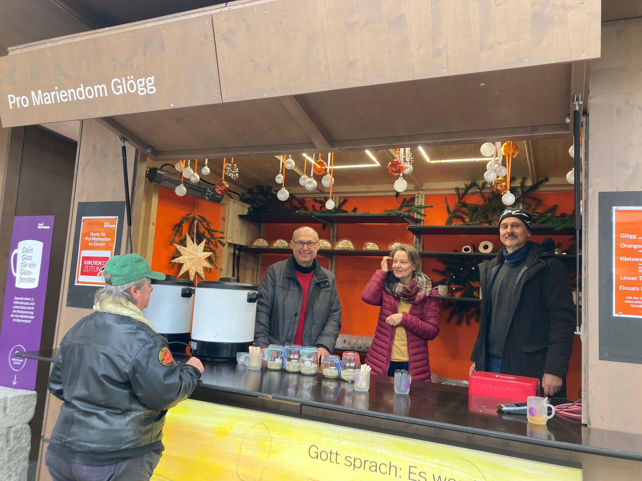 Kirchenzeitung am Glögg-Stand bei Advent am Dom / Kiz Auch Chef Reinhold Hofstetter half mit.