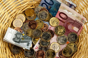 Ein Spendenkorb für Sammlung.  Geld Spende mit Euro