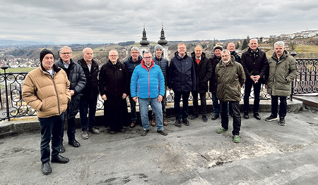 Die KMB-Männer am Dach der Sternwarte des Stiftes Kremsmünster.    