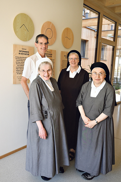 Johannes Brandl (von links), Mastermind des Hauses der Achtsamkeit, mit den Marienschwestern, die im Haus arbeiten: Sr. Magdalena Exl, Sr. Raphaela Sommer und Sr. Clementine Honeder. 