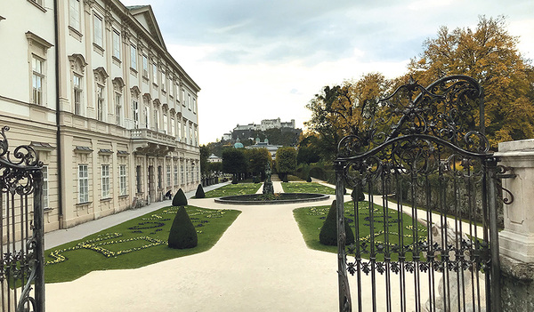 Schloss Mirabell in Salzburg wurde um 1606 von Fürsterzbischof Wolf Dietrich von Raitenau für seine Lebensgefährtin, Salome Alt, und ihre 15 gemeinsamen Kinder erbaut. Angeblich war er überzeugt, dass er die Aufhebung des Pflichtzölibats noch erlebt.