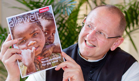 Missio-Direktor P. Karl Wallner mit dem Magazin 'alle welt', welches nun auch als Podcast zu hören ist. 