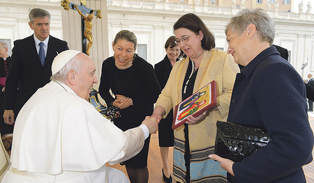 Papst Franziskus erhält von Pastoralamtsdirektorin Gabriele Eder-Cakl die Ikone
