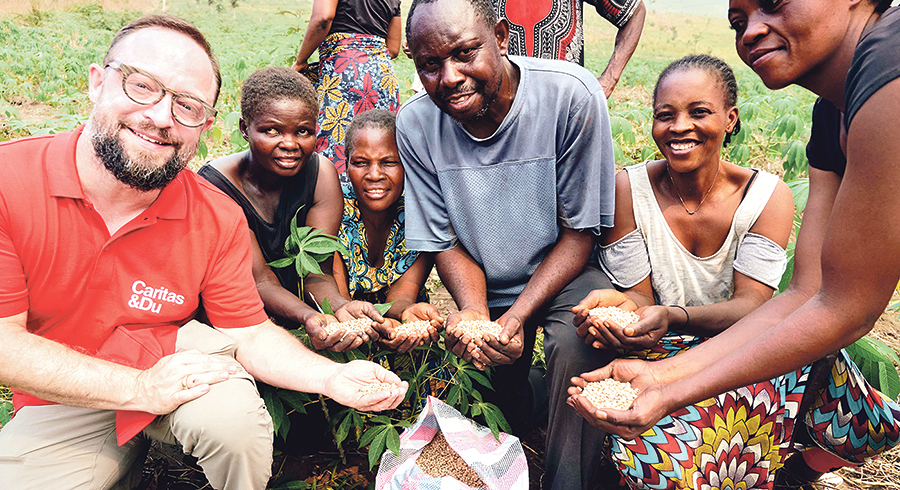 Caritas-Direktor Stefan Pimmingsdorfer (links) freut sich mit den Menschen in der DR Kongo über Erfolge eines  Landwirtschaftsprojekts.