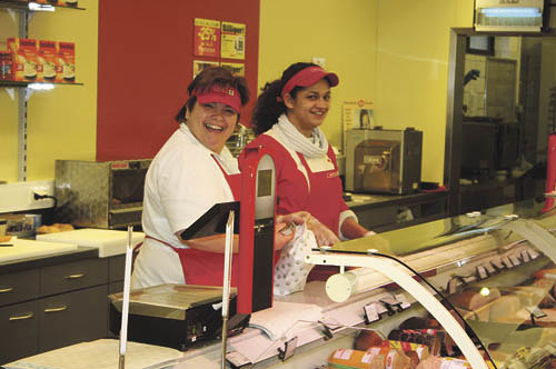 MitarbeiterInnen im Caritas-SPAR-Markt in St. Florian. Feinkost, Wurst