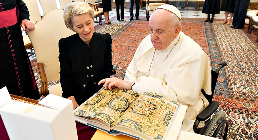 Papst Franziskus und Ursula von der Leyen bei einem Vatikan-Treffen.  