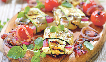 Es müssen nicht immer nur Maiskolben oder Zucchini sein. Grillgemüse kann auf vielfältige Weise kreativ verarbeitet werden. 