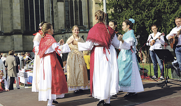  Der Domplatz wird zum Tanzplatz. Beim Fest der Begegnung im Vorjahr. 