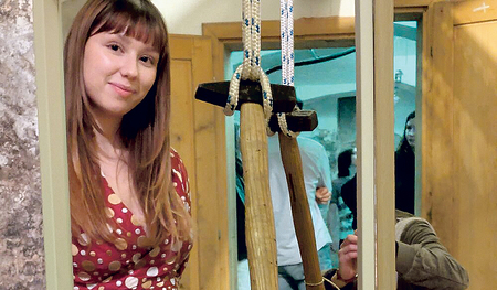 Lucilla Abermann in ihrer Ausstellung „Belästigt. Ermordet. Vergessen.“ im Aloisianum. 