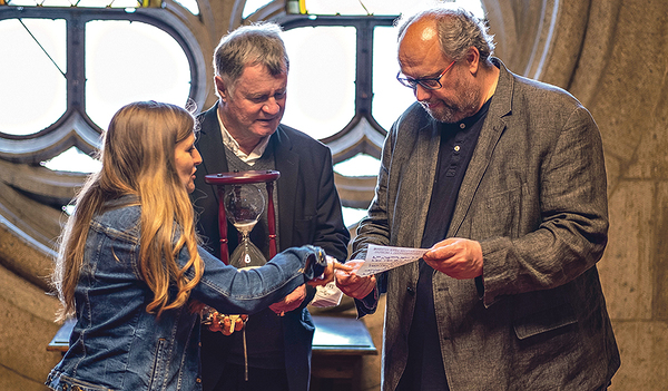 Poxrucker-Sister Stefanie Stockinger, Bischof Manfred Scheuer und der Kabarettist Günther Lainer probierten den neuen Escape-Room aus.