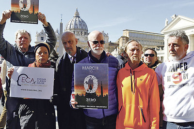 Während die Bischöfe im Vatikan berieten und einen Bußgottesdienst begingen, machten Opferverbände vor den Toren auf ihre Anliegen aufmerksam.   
