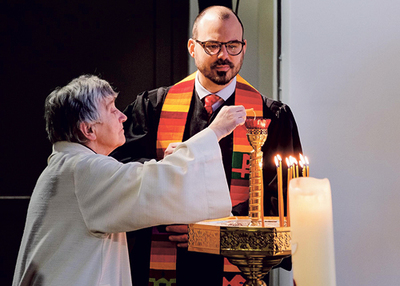 Johanna Eisner (links) von der römisch-katholischen Kirche und Pastor Martin Obermeir-Siegrist von der Evangelisch-methodistischen Kirche: Alle Mitfeiernden waren eingeladen, während des Glaubensbekenntnisses nach vorne zu kommen und eine Kerze zu en