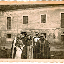 Dieses Foto hat Fanni Bimminger eingesandt. Es zeigt die Sternsingerinnen (von links) Theresia Almhofer (geb. Reindl), Fanni Bimminger (geb. Kronberger) und Dorothea Schanovsky (geb. Rauch), die Frau des Linzer Bürgermeisters Hugo Schanovsky.