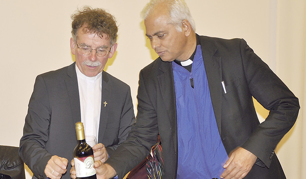 Missio-OÖ-Direktor Heinz Purrer (links) mit Father Tom Uzhunnalil aus Indien   