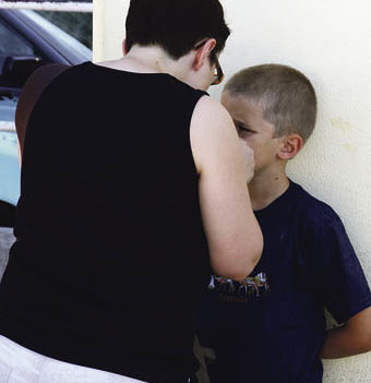 Mutter schimpft mit ihrem Sohn [ NUR FUER REDAKTIONELLE VERWENDUNG! (c) www.BilderBox.com, Erwin Wodicka, Siedlerzeile 3, A-4062 Thening, Tel. + 43 676 5103678.Verwendung nur gegen HONORAR, BELEG, URHEBERVERMERK nach AGBs auf bilderbox.com], Altersgr