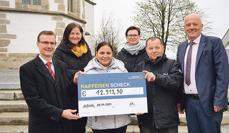 Bei der Übergabe der Spende: Mit der betroffenenen Familie freut sich der Pfarrgemeinderat Arbing.