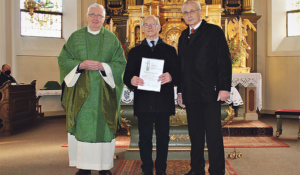 Hohe Auszeichnung für 55 Jahre Mesnerdienst: Schardenbergs Pfarrer Gregor Dabrowski, der Mesner Josef Bachmair und Pfarrgemeinderatschef Josef Pfeil (von links).