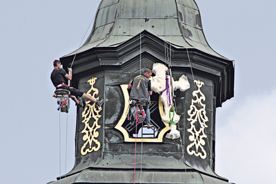 Am Nachmittag hat Bischof Manfred Scheuer das neu renovierte Turmkreuz gesegnet. Unter großer Anteilnahme wurde es aufgezogen und anschließend auf die Spitze des sanierten Turmes wieder „eingesteckt“. 