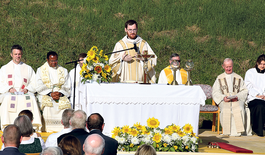 Der Neupriester P. Gerald Baumgartner SJ in seiner Heimat Münzkirchen.   