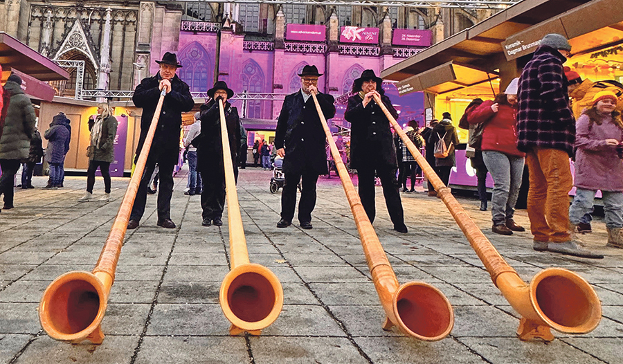 Alphornbläser, Blasmusik und Chorgesang bei Advent am Dom.  