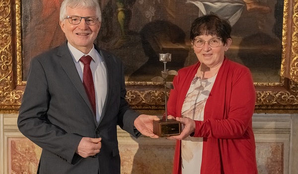 Caritas OÖ-Direktor Franz Kehrer mit  „Burgi“ Gartenlehner, einer der Geehrten
